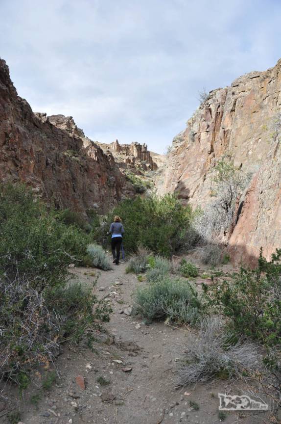 Subindo a encosta do canyon onde está a Cueva de Las Manos, no sul da patagônia, na Argentina